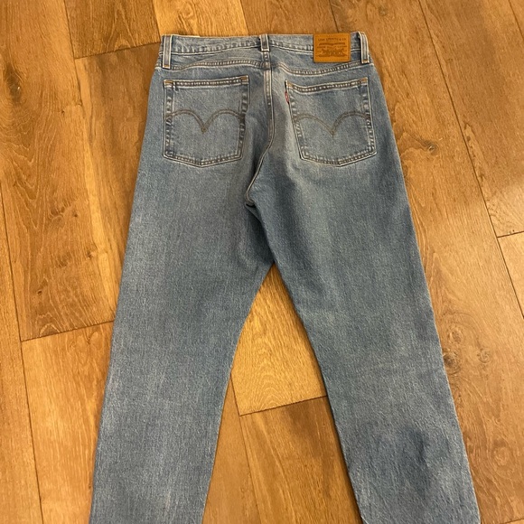 Levi's Medium Wash Cropped Ankle Jeans - Picture 4 of 8